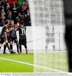 MÖNCHENGLADBACH , Nov. 3, 2015 -- Fabian Johnson (3rd L) of Moenchengladbach celebrates scoring during the UEFA Champions League Group D match against Juventus in Moenchengladbach, Germany, on November 3, 2015. The match ended with 1-1. ) (SP)GERMANY-MOENCHENGLADBACH-FOOTBALL-UEFA CHAMPIONS LEAGUE LuoxHuanhuan 