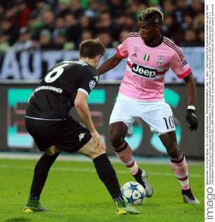MÖNCHENGLADBACH , Nov. 3, 2015 -- Paul Pogba (R) of Juventus competes during the UEFA Champions League Group D match against Moenchengladbach in Moenchengladbach, Germany, on November 3, 2015. The match ended with 1-1. ) (SP)GERMANY-MOENCHENGLADBACH-FOOTBALL-UEFA CHAMPIONS LEAGUE LuoxHuanhuan 