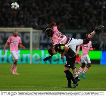 MÖNCHENGLADBACH , Nov. 3, 2015 -- Paul Pogba (R) of Juventus competes during the UEFA Champions League Group D match against Moenchengladbach in Moenchengladbach, Germany, on November 3, 2015. The match ended with 1-1. ) (SP)GERMANY-MOENCHENGLADBACH-FOOTBALL-UEFA CHAMPIONS LEAGUE LuoxHuanhuan 