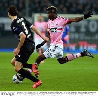 MÖNCHENGLADBACH , Nov. 3, 2015 -- Paul Pogba (R) of Juventus competes during the UEFA Champions League Group D match against Moenchengladbach in Moenchengladbach, Germany, on November 3, 2015. The match ended with 1-1. ) (SP)GERMANY-MOENCHENGLADBACH-FOOTBALL-UEFA CHAMPIONS LEAGUE LuoxHuanhuan 