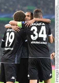 Fußball Champions League Gruppenphase 4. Spieltag Borussia Mönchengladbach - Juventus Turin am 03.11.2015 im Borussia-Park in Mönchengladbach Torjubel zum 1:0 durch Fabian Johnson ( Mönchengladbach ), links - Granit Xhaka ( Mönchengladbach ), rechts - Raffael ( Mönchengladbach ), hinten xRx