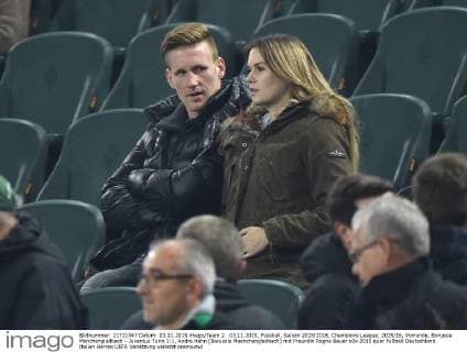 03.11.2015, Fussball, Saison 2015 2016, Champions League, 2015 16, Vorrunde, Borussia Mönchengladbach - Juventus Turin 1:1, Andre Hahn (Borussia Moenchengladbach) mit Freundin Ragna Bauer