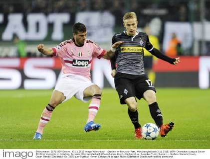 Stadion im Borussia-Park, Mönchengladbach 3.11.2015, UEFA Champions League Saison 2015 16 Vorrunde, 4. Spieltag, Borussia Mönchengladbach (Moenchengladbach, Gladbach) vs. Juventus Turin (Juve) ---- Stefano Sturaro (Juve), Oscar Wendt (Gladbach)