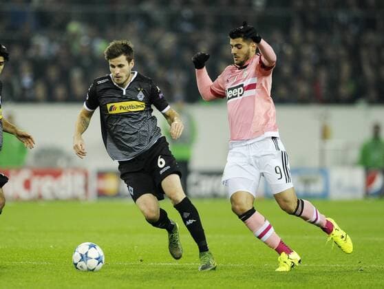Stadion im Borussia-Park, Mönchengladbach 3.11.2015, UEFA Champions League Saison 2015 16 Vorrunde, 4. Spieltag, Borussia Mönchengladbach (Moenchengladbach, Gladbach) vs. Juventus Turin (Juve) ---- Havard Nordtveit (MGLB), Alvaro Morata (Juve)