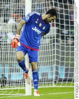 Stadion im Borussia-Park, Mönchengladbach 3.11.2015, UEFA Champions League Saison 2015 16 Vorrunde, 4. Spieltag, Borussia Mönchengladbach (Moenchengladbach, Gladbach) vs. Juventus Turin (Juve) ---- Gianluigi Buffon (Juve)