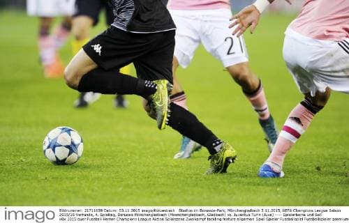 Stadion im Borussia-Park, Mönchengladbach 3.11.2015, UEFA Champions League Saison 2015 16 Vorrunde, 4. Spieltag, Borussia Mönchengladbach (Moenchengladbach, Gladbach) vs. Juventus Turin (Juve) ---- Spielerbeine und Ball