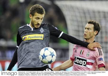 Stadion im Borussia-Park, Mönchengladbach 3.11.2015, UEFA Champions League Saison 2015 16 Vorrunde, 4. Spieltag, Borussia Mönchengladbach (Moenchengladbach, Gladbach) vs. Juventus Turin (Juve) ---- Fabian Johnson (Gladbach), Stephan Lichtsteiner (Juve)