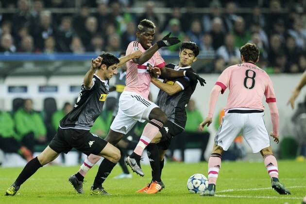 Stadion im Borussia-Park, Mönchengladbach 3.11.2015, UEFA Champions League Saison 2015 16 Vorrunde, 4. Spieltag, Borussia Mönchengladbach (Moenchengladbach, Gladbach) vs. Juventus Turin (Juve) ---- v.li.: Lars Stindl (MGLB), Paul Pogba (Juve), Mahmoud Dahoud (Gladbach), Claudio Marchisio (Juve)