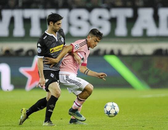 Stadion im Borussia-Park, Mönchengladbach 3.11.2015, UEFA Champions League Saison 2015 16 Vorrunde, 4. Spieltag, Borussia Mönchengladbach (Moenchengladbach, Gladbach) vs. Juventus Turin (Juve) ---- Lars Stindl (MGLB), Stefano Sturaro (Juve)