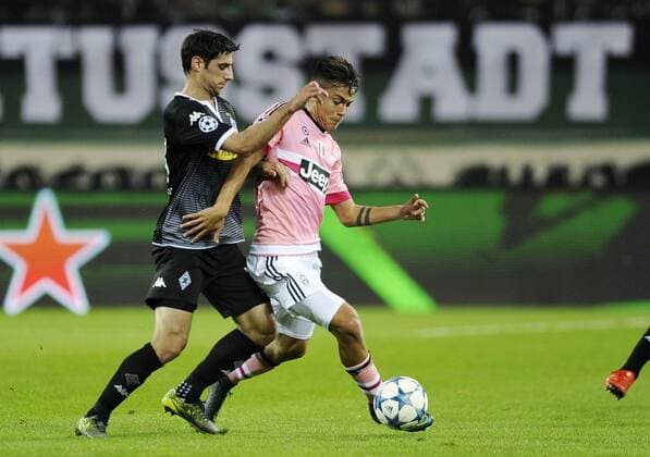 Stadion im Borussia-Park, Mönchengladbach 3.11.2015, UEFA Champions League Saison 2015 16 Vorrunde, 4. Spieltag, Borussia Mönchengladbach (Moenchengladbach, Gladbach) vs. Juventus Turin (Juve) ---- Lars Stindl (MGLB), Stefano Sturaro (Juve)