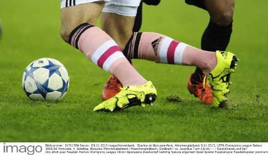 Stadion im Borussia-Park, Mönchengladbach 3.11.2015, UEFA Champions League Saison 2015 16 Vorrunde, 4. Spieltag, Borussia Mönchengladbach (Moenchengladbach, Gladbach) vs. Juventus Turin (Juve) ---- Spielerbeine und Ball