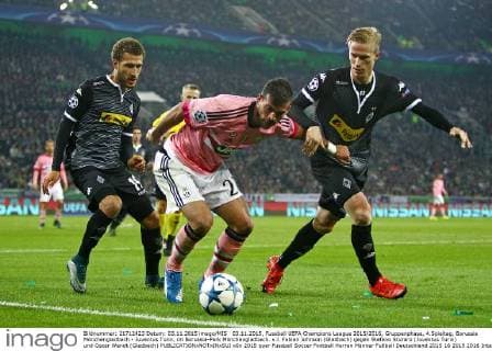 03.11.2015, Fussball UEFA Champions League 2015 2016, Gruppenphase, 4.Spieltag, Borussia Mönchengladbach - Juventus Turin, im Borussia-Park Mönchengladbach. v.l. Fabian Johnson (Gladbach) gegen Stefano Sturaro (Juventus Turin) und Oscar Wendt (Gladbach) 