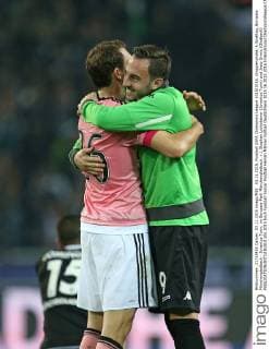 03.11.2015, Fussball UEFA Champions League 2015 2016, Gruppenphase, 4.Spieltag, Borussia Mönchengladbach - Juventus Turin, im Borussia-Park Mönchengladbach. v.l. Stephan Lichtsteiner (Juventus Turin) und Josip Drmic (Gladbach) 