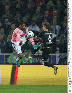 03.11.2015, Fussball UEFA Champions League 2015 2016, Gruppenphase, 4.Spieltag, Borussia Mönchengladbach - Juventus Turin, im Borussia-Park Mönchengladbach. v.l. Patrice Evra (Juventus Turin) gegen Havard Nordtveit (Gladbach) 