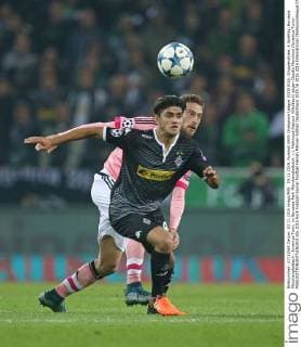 03.11.2015, Fussball UEFA Champions League 2015 2016, Gruppenphase, 4.Spieltag, Borussia Mönchengladbach - Juventus Turin, im Borussia-Park Mönchengladbach. v.l. Mahmoud Dahoud (Gladbach) gegen Claudio Marchisio (Juventus Turin) 