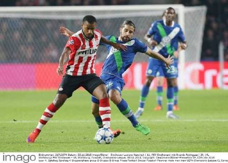 Eindhoven Luciano Narsingh ( 11, PSV Eindhoven) mit Ricardo Rodriguez ( 34, VfL Wolfsburg) PSV Eindhoven - VfL Wolfsburg, Fussball, Champions-League, 03.11.2015, Copyright: Deutzmann Eibner-Pressefoto EP_CDN