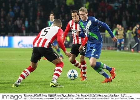 Eindhoven Andre Schuerrle ( 17, VfL Wolfsburg) gegen Jeffrey Bruma ( 5, PSV Eindhoven) PSV Eindhoven - VfL Wolfsburg, Fussball, Champions-League, 03.11.2015, Copyright: Deutzmann Eibner-Pressefoto EP_CDN