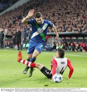 Eindhoven Daniel Caligiuri ( 7, VfL Wolfsburg) foulte zuerst Santiago Arias ( 4, PSV Eindhoven), der sich nun revanchiert PSV Eindhoven - VfL Wolfsburg, Fussball, Champions-League, 03.11.2015, Copyright: Deutzmann Eibner-Pressefoto EP_CDN