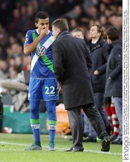 Eindhoven Dieter Hecking (Trainer, VfL Wolfsburg) nimmt sich Luiz Gustavo ( 22, VfL Wolfsburg) zur Brust PSV Eindhoven - VfL Wolfsburg, Fussball, Champions-League, 03.11.2015, Copyright: Deutzmann Eibner-Pressefoto EP_CDN