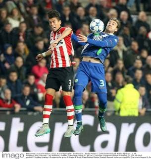 Eindhoven v.l. Hector Moreno ( 3, PSV Eindhoven) mit Nicklas Bendtner ( 3, VfL Wolfsburg) PSV Eindhoven - VfL Wolfsburg, Fussball, Champions-League, 03.11.2015, Copyright: Deutzmann Eibner-Pressefoto EP_CDN