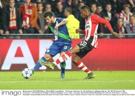 Eindhoven Vieirinha ( 8, VfL Wolfsburg) mitJoshua Brenet ( 20, PSV Eindhoven) PSV Eindhoven - VfL Wolfsburg, Fussball, Champions-League, 03.11.2015, Copyright: Deutzmann Eibner-Pressefoto EP_CDN