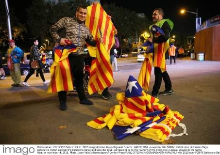 BARCELONA -november 04- SPAIN: distribution of Catalan flags before the match between FC Barcelona Barca and Bate Borisova, corresponding to the round 4 of the Champions League, played at the Camp Nou, on november 4, 2015. Photo: Joan Valls Urbanandsport Cordon Press 