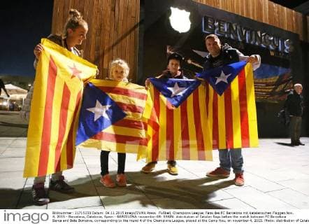 Fußball, Champions League, Fans des FC Barcelona mit katalanischen Flaggen Nov. 4, 2015 - Barcelona, Catalonia, Spain - BARCELONA -november 04- SPAIN: distribution of Catalan flags before the match between FC Barcelona Barca and Bate Borisova, corresponding to the round 4 of the Champions League, played at the Camp Nou, on november 4, 2015. Photo: distribution of Catalan flags before the match between FC Barcelona and Bate Borisova  - ZUMAn230