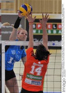04.11.2015, xtkx, Volleyball DVV Pokal, VC Wiesbaden - NawaRo Straubing, emspor .l. Liz Hintemann (VC Wiesbaden), Martina Nosekova (Nawaro Straubing),