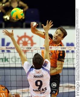 Tomas Kmet im Angriff, Hakki CAPKINOGLU Volleyball CL Championsleague Bundesliga Herren Saison 2015 2016 04.11.2015 BR Volleys Berlin BRV vs. Arkas Izmir