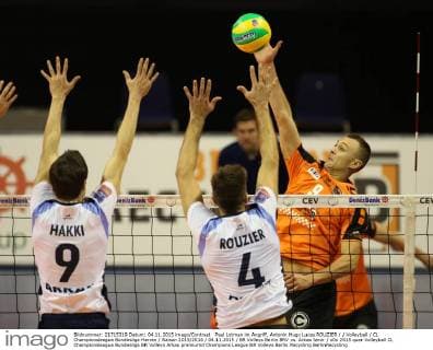 Paul Lotman im Angriff, Antonin Hugo Lucas ROUZIER Volleyball CL Championsleague Bundesliga Herren Saison 2015 2016 04.11.2015 BR Volleys Berlin BRV vs. Arkas Izmir