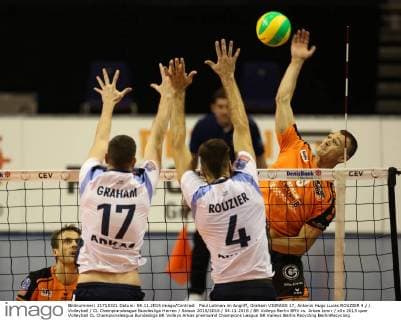 Paul Lotman im Angriff, Graham VIGRASS 17, Antonin Hugo Lucas ROUZIER 4 Volleyball CL Championsleague Bundesliga Herren Saison 2015 2016 04.11.2015 BR Volleys Berlin BRV vs. Arkas Izmir