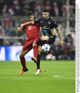 Zweikampf, Aktion Javi Javier Martinez FC Bayern München gegen Olivier Giroud FC Arsenal London Champions League CL Gruppenphase FC Bayern München FCB vs Arsenal London FC 04.11.2015 FC Bayern München FCB vs Arsenal London FC