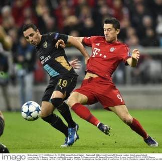 Zweikampf, AktionSanti Cazorla FC Arsenal London (links) gegen Robert Lewandowski FC Bayern München (rechts) Champions League CL Gruppenphase FC Bayern München FCB vs Arsenal London FC 04.11.2015 FC Bayern München FCB vs Arsenal London FC