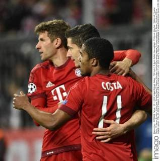 TOR zum 1:0 durch Robert Lewandowski FC Bayern München (Mitte) mit Thomas Müller FC Bayern München (links) und Douglas Costa FC Bayern München (rechts) Champions League CL Gruppenphase FC Bayern München FCB vs Arsenal London FC 04.11.2015 FC Bayern München FCB vs Arsenal London FC