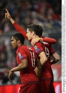 TOR zum 1:0 durch Robert Lewandowski FC Bayern München (Mitte) mit Douglas Costa FC Bayern München (links) und Thomas Müller FC Bayern München hinten Champions League CL Gruppenphase FC Bayern München FCB vs Arsenal London FC 04.11.2015 FC Bayern München FCB vs Arsenal London FC