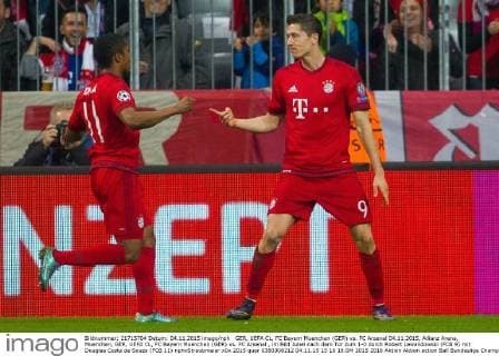 GER, UEFA CL, FC Bayern Muenchen (GER) vs. FC Arsenal 04.11.2015, Allianz Arena, Muenchen, GER, UEFA CL, FC Bayern Muenchen (GER) vs. FC Arsenal , im Bild Jubel nach dem Tor zum 1-0 durch Robert Lewandowski (FCB 9) mit Douglas Costa de Souza (FCB 11) nphxStraubmeier