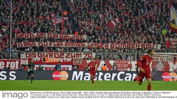 04.11.2015, Fussball Championsleague 2015 2016, Vorrunde, 4.Spieltag, FC Bayern München - FC Arsenal London, in der Allianz-Arena München. Bayernfans erinnern an den 70. Geburtstag des Bombers Gerd Müller (Bayern München). 