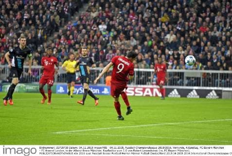 04.11.2015, Fussball Championsleague 2015 2016, Vorrunde, 4.Spieltag, FC Bayern München - FC Arsenal London, in der Allianz-Arena München. Kopfballtor zum 1:0 von Robert Lewandowski (re, FC Bayern München). 