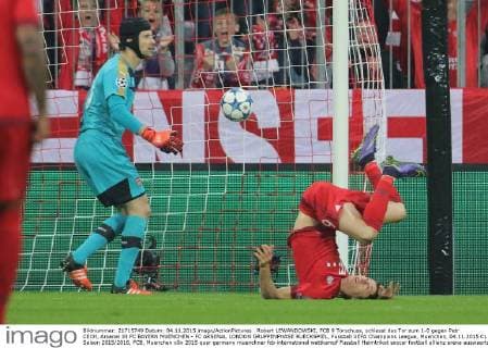 Robert LEWANDOWSKI, FCB 9 Torschuss, schiesst das Tor zum 1-0 gegen Petr CECH, Arsenal 33 FC BAYERN MUENCHEN - FC ARSENAL LONDON GRUPPENPHASE RUECKSPIEL, Fussball UEFA Champions League, Muenchen, 04.11.2015 CL Saison 2015 2016, FCB, Muenchen