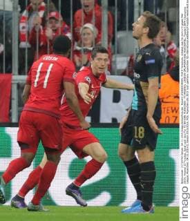 Robert LEWANDOWSKI, FCB 9 Torschuss, schiesst das Tor zum 1-0 gegen Petr CECH, Arsenal 33 Torjubel, Jubel nach dem Tor FC BAYERN MUENCHEN - FC ARSENAL LONDON GRUPPENPHASE RUECKSPIEL, Fussball UEFA Champions League, Muenchen, 04.11.2015 CL Saison 2015 2016, FCB, Muenchen