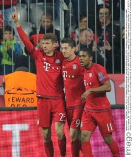 Robert LEWANDOWSKI, FCB 9 Torschuss, schiesst das Tor zum 1-0 gegen Petr CECH, Arsenal 33 FC BAYERN MUENCHEN - FC ARSENAL LONDON GRUPPENPHASE RUECKSPIEL, Fussball UEFA Champions League, Muenchen, 04.11.2015 CL Saison 2015 2016, FCB, Muenchen