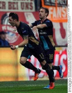SOCCER - CL, Bayern vs Arsenal MUNICH,GERMANY,04.NOV.15 - SOCCER - UEFA Champions League, group stage, FC Bayern Muenchen vs Arsenal FC. Image shows Mesut Oezil and Nacho Monreal (Arsenal). GEPAxpictures xThomasxBachun