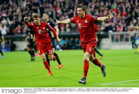 München , Fußball Champions League Bayern München vs. Arsenal London , von links: Thomas Müller Torschütze Robert Lewandowski ( Bayern )