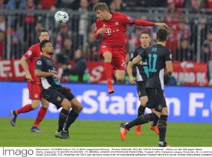 Thomas MUELLER, MÜLLER, FCB 25 Zweikampf , Aktion um den Ball gegen Mesut OEZIL, Arsenal 11 FC BAYERN MUENCHEN - FC ARSENAL LONDON GRUPPENPHASE RUECKSPIEL, Fussball UEFA Champions League, Muenchen, 04.11.2015 CL Saison 2015 2016, FCB, Muenchen