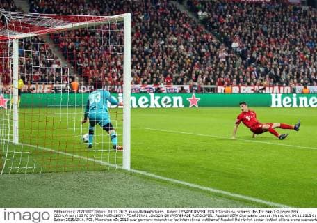 Robert LEWANDOWSKI, FCB 9 Torschuss, schiesst das Tor zum 1-0 gegen Petr CECH, Arsenal 33 FC BAYERN MUENCHEN - FC ARSENAL LONDON GRUPPENPHASE RUECKSPIEL, Fussball UEFA Champions League, Muenchen, 04.11.2015 CL Saison 2015 2016, FCB, Muenchen