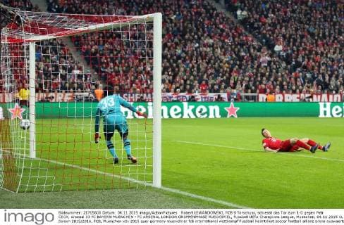 Robert LEWANDOWSKI, FCB 9 Torschuss, schiesst das Tor zum 1-0 gegen Petr CECH, Arsenal 33 FC BAYERN MUENCHEN - FC ARSENAL LONDON GRUPPENPHASE RUECKSPIEL, Fussball UEFA Champions League, Muenchen, 04.11.2015 CL Saison 2015 2016, FCB, Muenchen