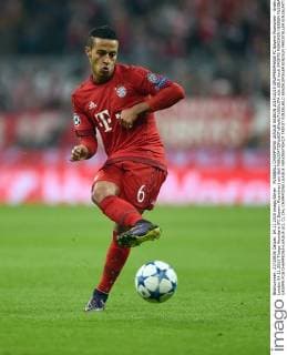 FUSSBALL CHAMPIONS LEAGUE SAISON 2014 2015 GRUPPENPHASE FC Bayern Muenchen - Arsenal London 04.11.2015 Thiago Alcantara (FC Bayern Muenchen) am Ball 