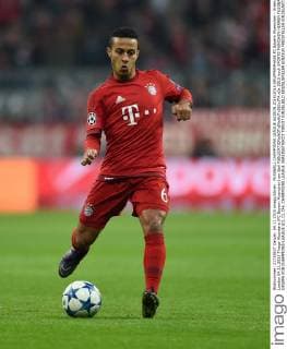 FUSSBALL CHAMPIONS LEAGUE SAISON 2014 2015 GRUPPENPHASE FC Bayern Muenchen - Arsenal London 04.11.2015 Thiago Alcantara (FC Bayern Muenchen) am Ball 