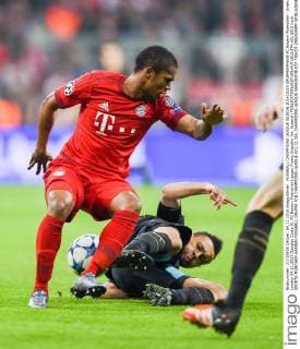 FUSSBALL CHAMPIONS LEAGUE SAISON 2014 2015 GRUPPENPHASE FC Bayern Muenchen - Arsenal London 04.11.2015 Douglas Costa (li, FC Bayern Muenchen) gegen Franis Coquelin (re, Arsenal) 