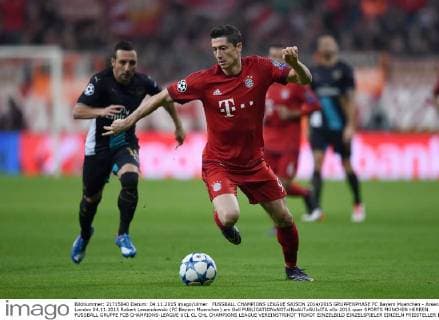 FUSSBALL CHAMPIONS LEAGUE SAISON 2014 2015 GRUPPENPHASE FC Bayern Muenchen - Arsenal London 04.11.2015 Robert Lewandowski (FC Bayern Muenchen) am Ball 